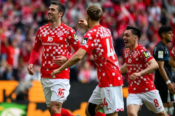 MAINZ, GERMANY - 17 Mayıs 2025: Stefan Bell, gol - 1.FSV Mainz 05 - Bayer 04 Leverkusen maçında Mewa Arena 'da.