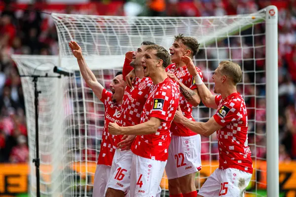 MAINZ, GERMANY - 17 Mayıs 2025: Stefan Bell, gol - 1.FSV Mainz 05 - Bayer 04 Leverkusen maçında Mewa Arena 'da.