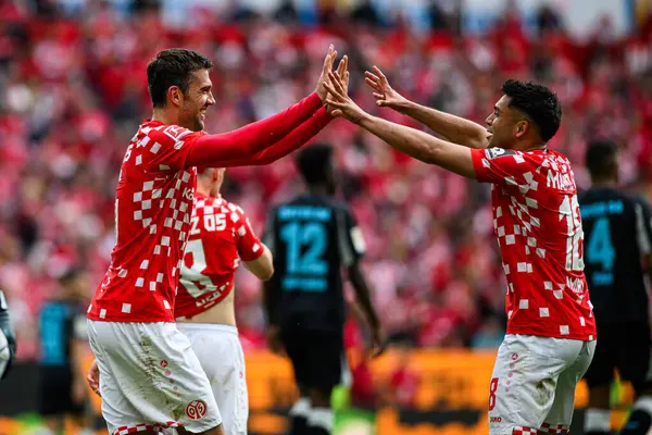 MAINZ, GERMANY - 17 Mayıs 2025: Stefan Bell, Nadiem Amiri - Bundesliga maçı 1.FSV Mainz 05 - Bayer 04 Leverkusen maçı Mewa Arena 'da.