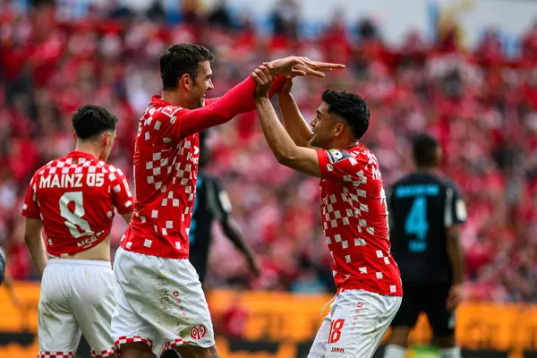 MAINZ, GERMANY - 17 Mayıs 2025: Stefan Bell, Nadiem Amiri - Bundesliga maçı 1.FSV Mainz 05 - Bayer 04 Leverkusen maçı Mewa Arena 'da.