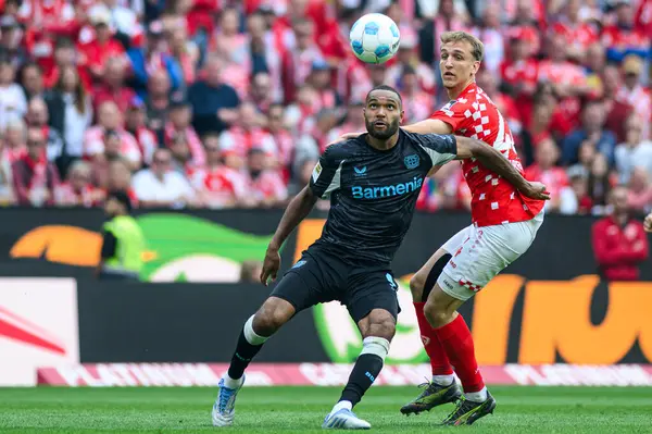 MAINZ, GERMANY - 17 Mayıs 2025: Jonathan Tah, Nelson Weiper - Bundesliga maçı 1.FSV Mainz 05 - Bayer 04 Leverkusen maçı Mewa Arena 'da.