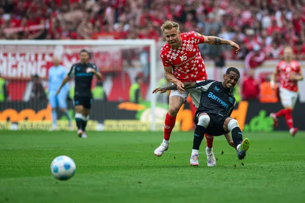 MAINZ, GERMANY - 17 Mayıs 2025: Lennard Maloney, Arthur - Bundesliga maçı 1.FSV Mainz 05 - Bayer 04 Leverkusen maçı Mewa Arena 'da.