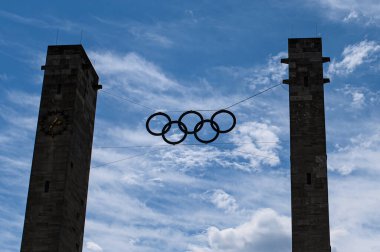 BERLİN, GERMANY - 14 HAZİRAN, 2024: 1936 Olimpiyat Oyunları 'nın ve küresel sporun sembolü olan Berlin' deki Olympiastadion 'daki taş kuleler arasında asılı duran Olimpiyat halkalarının yakın görüntüsü
