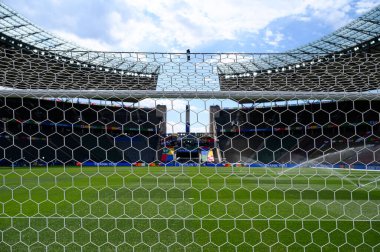 BERLİN, GERMANY - 14 HAZİRAN, 2024: Olympiastadion 'daki golün arkasından izle UEFA EURO 2024 boyunca. Su fıskiyeleri maçtan önce sahayı suluyor. Stadyum boş..