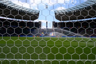 BERLİN, GERMANY - 14 HAZİRAN, 2024: Olympiastadion 'daki golün arkasından izle UEFA EURO 2024 boyunca. Su fıskiyeleri maçtan önce sahayı suluyor. Stadyum boş..