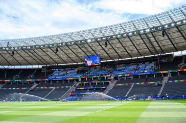BERLİN, Almanya - 14 Temmuz 2024: Olympiastadion Berlin UEFA EURO 2024 karşılaşmasına hazırlanıyor. Stadyum fıskiyeleri sahada skorbord İngiltere John Stones 'u gösterirken. 