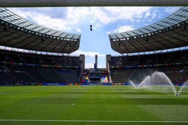 BERLİN, GERMANY - 14 HAZİRAN, 2024: Olympiastadion 'daki golün arkasından izle UEFA EURO 2024 boyunca. Su fıskiyeleri maçtan önce sahayı suluyor. Stadyum boş..