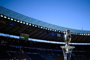 BERLİN, GERMANY - 14 Temmuz 2024: Henri Delaunay Kupası UEFA EURO 2024 sırasında Berlin Olympiastadion 'da sergilendi. Taraftarlar toplanırken İngiltere bayrağı ve UEFA bayrağı yukarıda asılı.