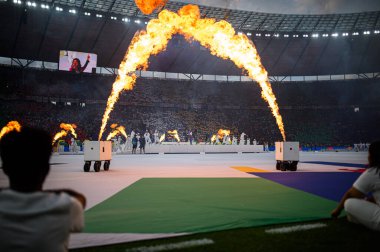 BERLİN, GERMANY - 14 HAZİRAN, 2024: Muhteşem UEFA EURO 2024 Olimpiyat Stadyumu Berlin 'de alev makineleri ve sanatçılarla İspanya ve İngiltere karşılaşmadan önce atmosferi tutuşturan son tören.