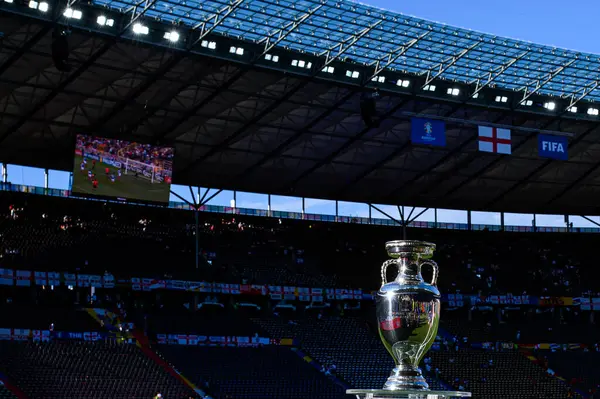 BERLİN, GERMANY - 14 Temmuz 2024: Henri Delaunay Kupası UEFA EURO 2024 sırasında Berlin Olympiastadion 'da sergilendi. Taraftarlar toplanırken İngiltere bayrağı ve UEFA bayrağı yukarıda asılı.