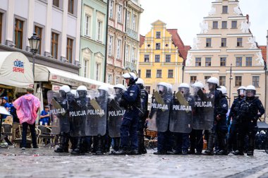 WROCLAW, POLAND - 28 Mayıs 2025: Şehir, polis taraftarları - Wroclaw Stadyumu 'nda UEFA Avrupa Konferans Ligi Real Betis Chelsea FC' ye karşı.