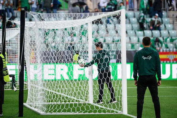 WROCLAW, POLAND - 28 Mayıs 2025: Gol sistemi, kontrol UEFA Avrupa Konferans Ligi Real Betis Chelsea FC 'ye karşı Wroclaw Stadyumu.