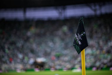 WROCLAW, POLAND - 28 Mayıs 2025: Köşedeki bayrak - Wroclaw Stadyumu 'nda UEFA Avrupa Konferans Ligi Real Betis Chelsea FC' ye karşı.