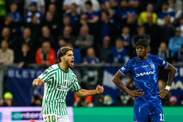 WROCLAW, POLAND - 28 Mayıs 2025: Abdessamad Ezzalzouli, Noni Madueke - UEFA Avrupa Konferans Ligi Real Betis Chelsea FC 'ye karşı Wroclaw Stadyumu' nda final maçı.