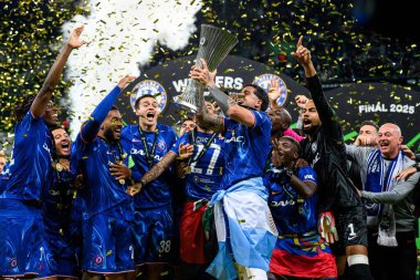 WROCLAW, POLAND - 28 Mayıs 2025: Enzo Fernandez, takım kutlamaları - UEFA Avrupa Konferans Ligi Real Betis-Chelsea FC maçı Wroclaw Stadyumu 'nda.