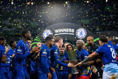 WROCLAW, POLAND - 28 Mayıs 2025: Cole Palmer, Moises Caicedo, takım kutlamaları - UEFA Avrupa Konferans Ligi Real Betis Chelsea FC 'ye karşı Wroclaw Stadyumu' nda final maçı.