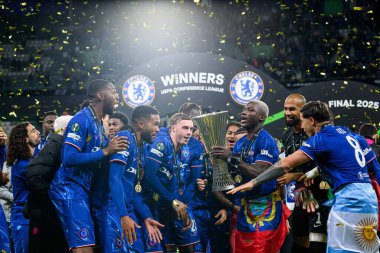 WROCLAW, POLAND - 28 Mayıs 2025: Cole Palmer, Moises Caicedo, takım kutlamaları - UEFA Avrupa Konferans Ligi Real Betis Chelsea FC 'ye karşı Wroclaw Stadyumu' nda final maçı.