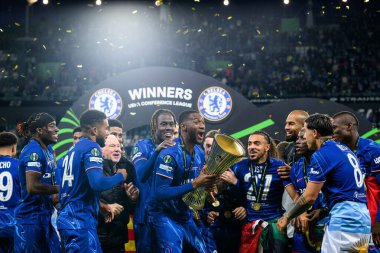 WROCLAW, POLAND - 28 Mayıs 2025: Benoit Badiashile, takım kutlamaları - UEFA Avrupa Konferans Ligi Real Betis Chelsea FC 'ye karşı Wroclaw Stadyumu' nda final maçı.