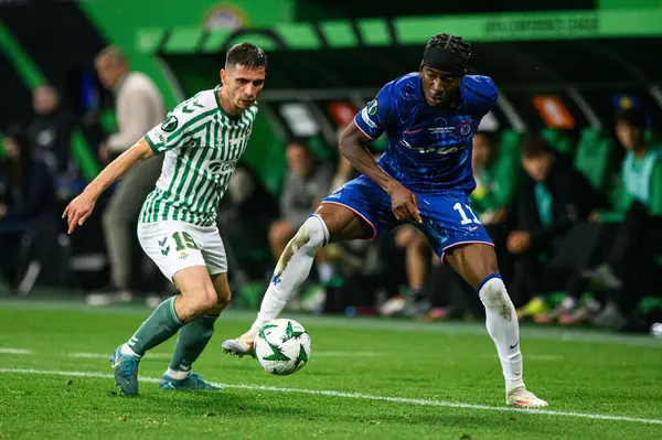 WROCLAW, POLAND - 28 Mayıs 2025: Noni Madueke, Romain Perraud - UEFA Avrupa Konferans Ligi Real Betis Chelsea FC 'ye karşı Wroclaw Stadyumu' nda final maçı.