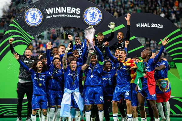WROCLAW, POLAND - 28 Mayıs 2025: Kupalı oyuncular, kutlamalar, kazananlar - UEFA Avrupa Konferans Ligi Real Betis Chelsea FC 'ye karşı Wroclaw Stadyumu' nda oynanan final maçı.