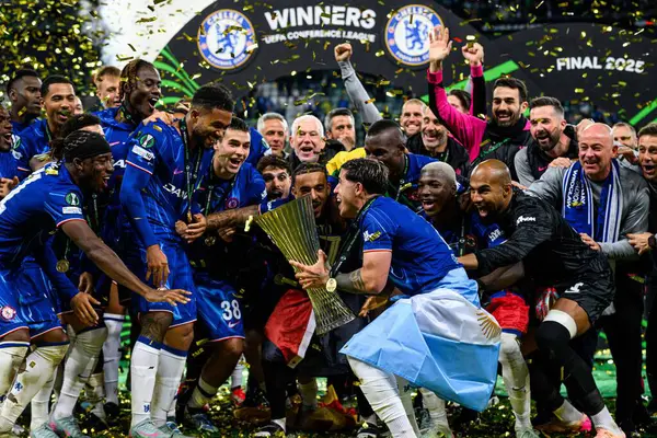 WROCLAW, POLAND - 28 Mayıs 2025: Enzo Fernandez, takım kutlamaları - UEFA Avrupa Konferans Ligi Real Betis-Chelsea FC maçı Wroclaw Stadyumu 'nda.