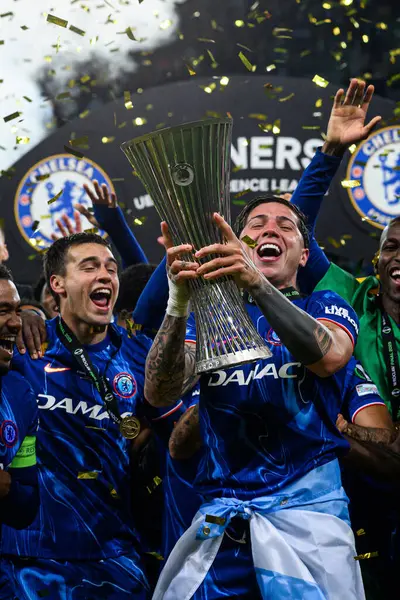 WROCLAW, POLAND - 28 Mayıs 2025: Enzo Fernandez, takım kutlamaları - UEFA Avrupa Konferans Ligi Real Betis-Chelsea FC maçı Wroclaw Stadyumu 'nda.