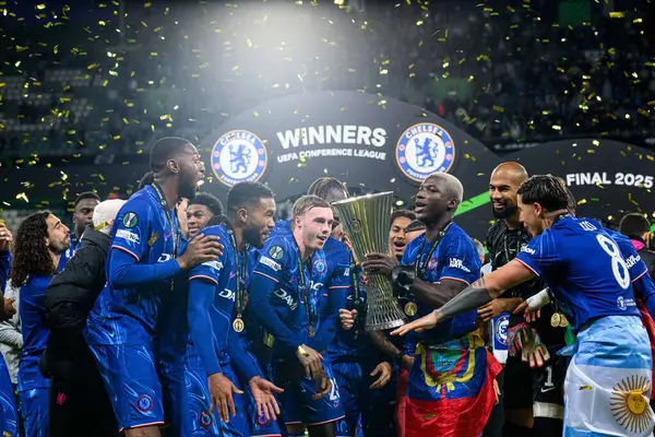 WROCLAW, POLAND - 28 Mayıs 2025: Cole Palmer, Moises Caicedo, takım kutlamaları - UEFA Avrupa Konferans Ligi Real Betis Chelsea FC 'ye karşı Wroclaw Stadyumu' nda final maçı.