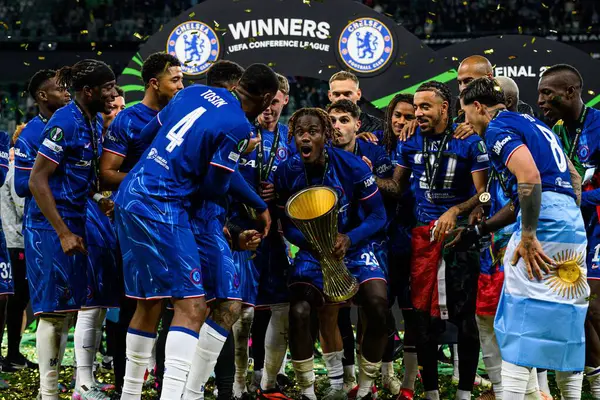 WROCLAW, POLAND - 28 Mayıs 2025: Trevoh Chalobah, takım kutlamaları - UEFA Avrupa Konferans Ligi Real Betis Chelsea FC 'ye karşı Wroclaw Stadyumu' nda final maçı.