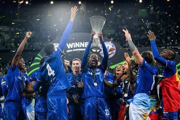 WROCLAW, POLAND - 28 Mayıs 2025: Trevoh Chalobah, takım kutlamaları - UEFA Avrupa Konferans Ligi Real Betis Chelsea FC 'ye karşı Wroclaw Stadyumu' nda final maçı.