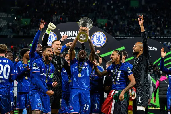 WROCLAW, POLAND - 28 Mayıs 2025: Noni Madueke, takım kutlamaları - UEFA Avrupa Konferans Ligi Real Betis Chelsea FC 'ye karşı Wroclaw Stadyumu' nda final maçı.