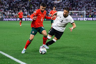 MUNICH, GERMANY - 4 Haziran 2025: Bruno Fernandes, Robin Koch - UEFA Uluslar Ligi 2025 Almanya - Allianz Arena 'da Portekiz' e karşı. 