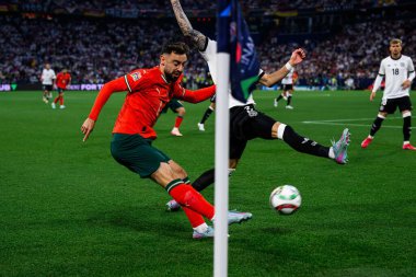 MUNICH, GERMANY - 4 Haziran 2025: Bruno Fernandes, Robin Koch - UEFA Uluslar Ligi 2025 Almanya - Allianz Arena 'da Portekiz' e karşı. 