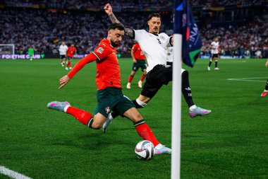 MUNICH, GERMANY - 4 Haziran 2025: Bruno Fernandes, Robin Koch - UEFA Uluslar Ligi 2025 Almanya - Allianz Arena 'da Portekiz' e karşı. 