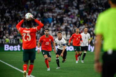 MUNİH, GERMANY - 4 Haziran 2025: Joshua Kimmich, Pedro Neto - UEFA Uluslar Ligi 2025 Almanya - Allianz Arena 'da Portekiz' e karşı. 