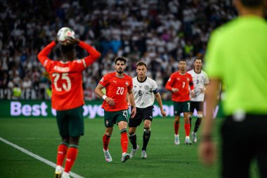 MUNİH, GERMANY - 4 Haziran 2025: Pedro Neto, Joshua Kimmich - UEFA Uluslar Ligi 2025 Almanya - Allianz Arena 'da Portekiz' e karşı. 