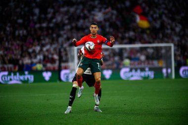 MUNICH, GERMANY - 4 Haziran 2025: Robin Koch, Cristiano Ronaldo - UEFA Uluslar Ligi 2025 Almanya - Allianz Arena 'da Portekiz' e karşı. 