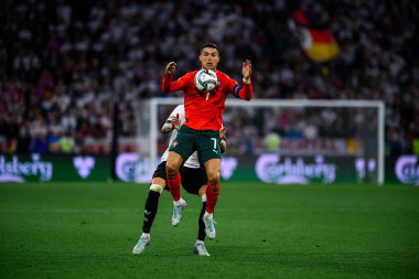 MUNICH, GERMANY - 4 Haziran 2025: Robin Koch, Cristiano Ronaldo - UEFA Uluslar Ligi 2025 Almanya - Allianz Arena 'da Portekiz' e karşı. 
