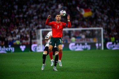 MUNICH, GERMANY - 4 Haziran 2025: Robin Koch, Cristiano Ronaldo - UEFA Uluslar Ligi 2025 Almanya - Allianz Arena 'da Portekiz' e karşı. 