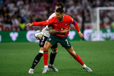 MUNICH, GERMANY - 4 Haziran 2025: Robin Koch, Cristiano Ronaldo - UEFA Uluslar Ligi 2025 Almanya - Allianz Arena 'da Portekiz' e karşı. 