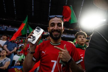 MUNICH, GERMANY - 4 Haziran 2025: Fan, mobil case, Cristiano Ronaldo - UEFA Uluslar Ligi 2025 Almanya - Allianz Arena 'da Portekiz' e karşı. 