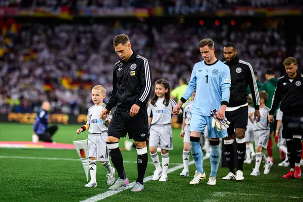 MUNICH, GERMANY - 4 Haziran 2025: Joshua Kimmich, Marc-Andre ter Stegen Jonathan Tah - UEFA Milletler Ligi 2025 Almanya - Allianz Arena 'da Portekiz' e karşı. 