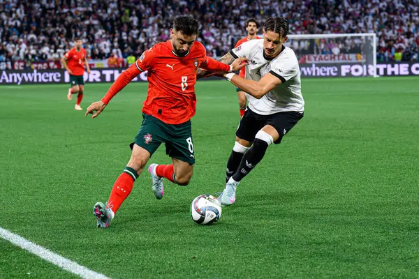 MUNICH, GERMANY - 4 Haziran 2025: Bruno Fernandes, Robin Koch - UEFA Uluslar Ligi 2025 Almanya - Allianz Arena 'da Portekiz' e karşı. 