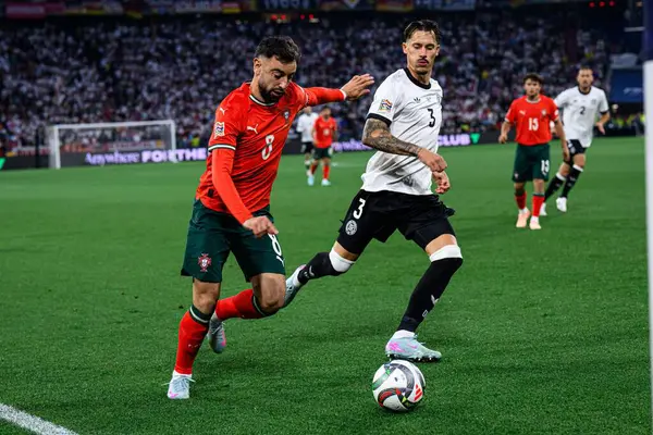 MUNICH, GERMANY - 4 Haziran 2025: Bruno Fernandes, Robin Koch - UEFA Uluslar Ligi 2025 Almanya - Allianz Arena 'da Portekiz' e karşı. 