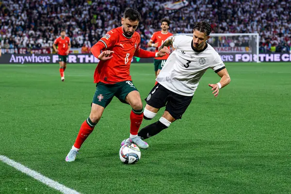 MUNICH, GERMANY - 4 Haziran 2025: Bruno Fernandes, Robin Koch - UEFA Uluslar Ligi 2025 Almanya - Allianz Arena 'da Portekiz' e karşı. 