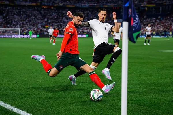 MUNICH, GERMANY - 4 Haziran 2025: Bruno Fernandes, Robin Koch - UEFA Uluslar Ligi 2025 Almanya - Allianz Arena 'da Portekiz' e karşı. 