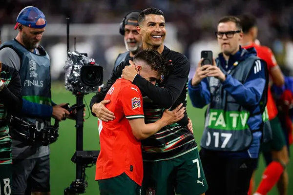 MUNICH, GERMANY - 4 Haziran 2025: Francisco Conceicao, Cristiano Ronaldo - UEFA Uluslar Ligi 2025 Almanya - Allianz Arena 'da Portekiz' e karşı. 