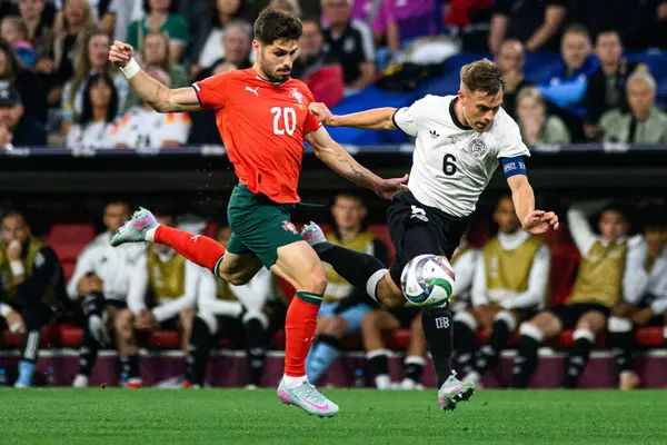 MUNİH, GERMANY - 4 Haziran 2025: Joshua Kimmich, Pedro Neto - UEFA Uluslar Ligi 2025 Almanya - Allianz Arena 'da Portekiz' e karşı. 