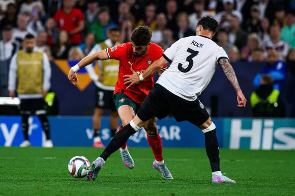 MUNİH, GERMANY - 4 Haziran 2025: Pedro Neto, Robin Koch - UEFA Uluslar Ligi 2025 Almanya - Allianz Arena 'da Portekiz' e karşı. 