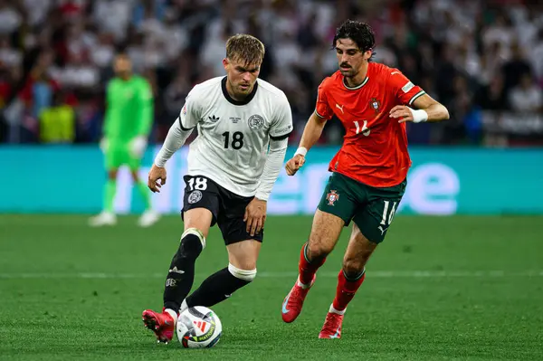 MUNICH, GERMANY - 4 Haziran 2025: Maximilian Mittelstadt, Francisco Trincao - UEFA Milletler Ligi 2025 Almanya Allianz Arena 'da Portekiz' e karşı. 