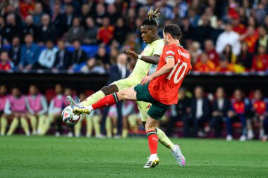 MUNICH, GERMANY - 8 Haziran 2025: Nico Williams, Bernardo Silva - UEFA Uluslar Ligi 2025, Allianz Arena 'da İspanya' ya karşı. 